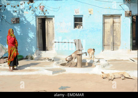 Khajuraho, Indien - 31. Januar 2015: eine Frau vor ihrem Haus im Dorf von Khajuraho in Indien Stockfoto