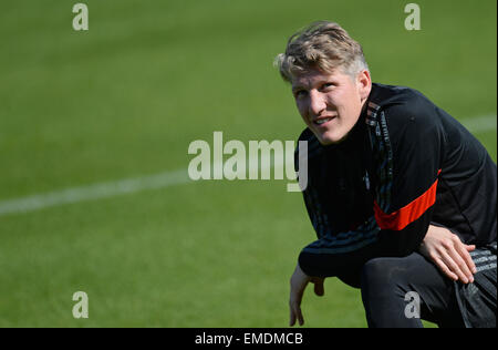 München, Deutschland. 20. April 2015. Bastian Schweinsteiger, Spieler der deutschen Fußball-Clubs FC Bayern München, erstreckt sich während der letzten Trainingseinheit in München, Deutschland, 20. April 2015. München wird FC Porto in der Champions League Viertelfinale Rückspiel Spiel am 21. April 2015 Gesicht. Bildnachweis: Dpa picture Alliance/Alamy Live News Stockfoto