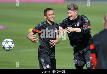 München, Deutschland. 20. April 2015. Rafinha (l) und Bastian Schweinsteiger, Spieler der deutschen Fußball-Clubs FC Bayern München, Witze während der letzten Trainingseinheit in München, Deutschland, 20. April 2015. München wird FC Porto in der Champions League Viertelfinale Rückspiel Spiel am 21. April 2015 Gesicht. Bildnachweis: Dpa picture Alliance/Alamy Live News Stockfoto