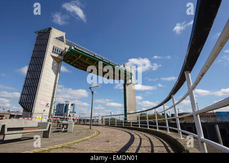 Die Gezeiten-Welle Barriere über den River Hull im Stadtzentrum von Hull UK Stockfoto