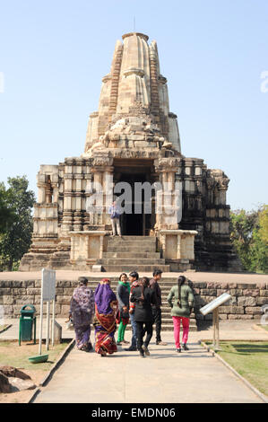 Khajuraho, Indien - 31. Januar 2015: Leute steigen in den hinduistischen Tempel auf UNESCO World Heritage Site, Khajuraho Group Denkmäler Stockfoto