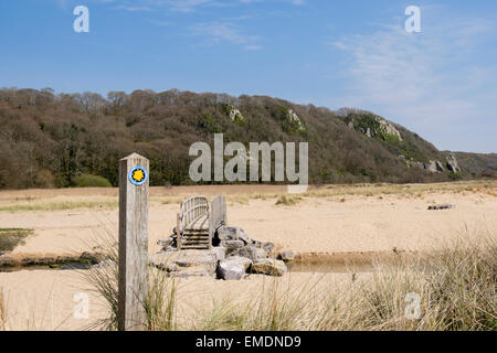 Wales Coast Path Zeichen und Fußgängerbrücke über Nicholaston Pille Stream in Oxwich National Nature Reserve auf Gower Halbinsel Wales UK Stockfoto