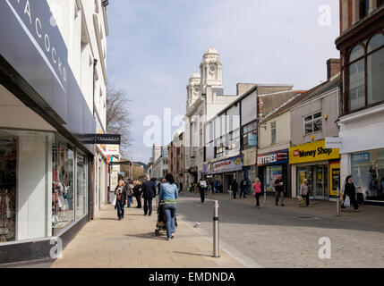 Geschäften im Stadtzentrum und Shopper in Fußgängerzone Oxford Street, Swansea, West Glamorgan, South Wales, UK, Großbritannien Stockfoto