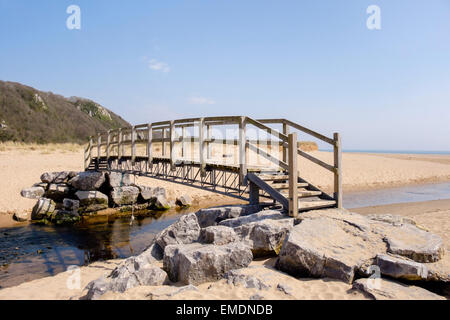 Wales Coast Path Fußgängerbrücke über Nicholaston Pille Stream in Oxwich National Nature Reserve auf Gower Halbinsel Wales UK Großbritannien Stockfoto