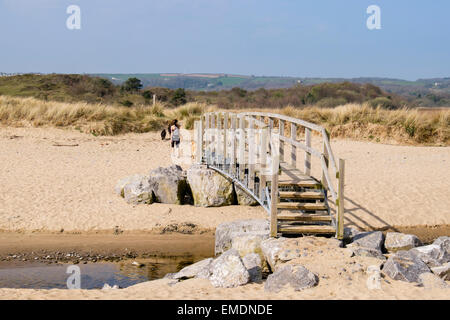 Wales Coast Path Fußgängerbrücke über Nicholaston Pille Stream in Oxwich National Nature Reserve auf Gower Halbinsel Wales UK Großbritannien Stockfoto