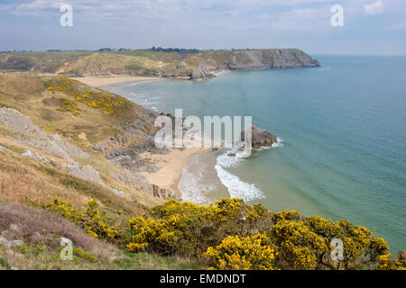 Erhöhten Blick auf Three Cliffs Bay vom großen Tor im Frühjahr auf Gower Peninsula. Penmaen Swansea West Glamorgan South Wales UK Großbritannien Stockfoto