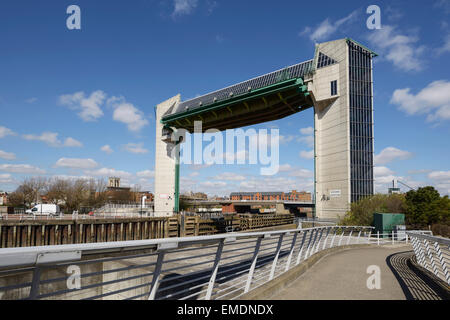 Die Gezeiten-Welle Barriere über den River Hull im Stadtzentrum von Hull UK Stockfoto