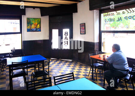 "La Buena Medida Bar", in La Boca Nachbarschaft, Buenos Aires, Argentinien. Stockfoto