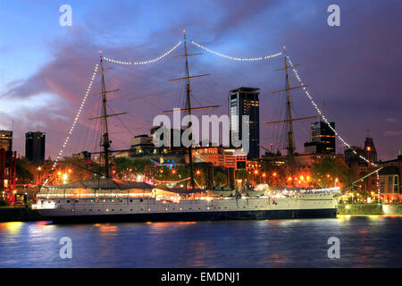 Sarmiento Fregatte in der Abenddämmerung, Puerto Madero in Buenos Aires, Argentinien Stockfoto
