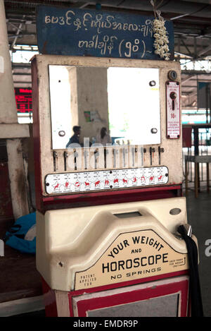 Multi-funktionale Gewicht und Horoskop Spielautomat, Hauptbahnhof, Yangon, Myanmar Stockfoto