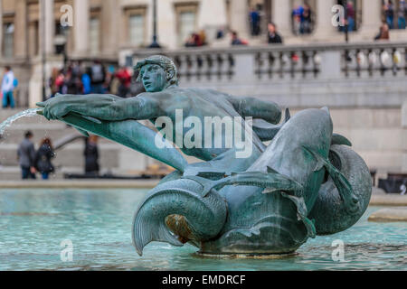 Eine Statue von Tritons in den Brunnen von Trafalgar Square London England Großbritannien Stockfoto