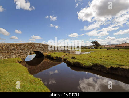 North Devon Blick auf alte Steinbrücke Northam Burrows Westward Ho! Nord-Devon Stockfoto