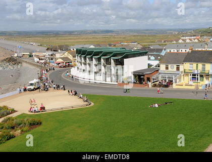 Devon Ansichten Nautilus Ferienwohnungen Strand Meer Pebble Nordgrat und Esplanade Westward Ho! Nord-Devon, England Stockfoto