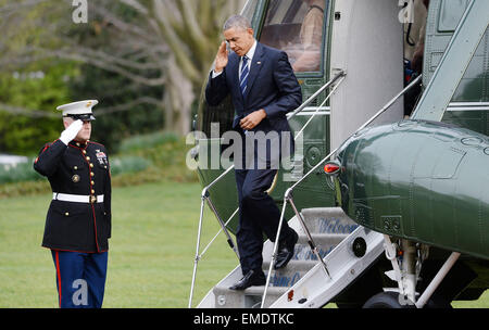 Präsident Barack Obama begrüßt, als er ins Weiße Haus zurück, nach einer Reise nach Charlotte, North Carolina 15. April 2015 in Washington, DC Credit: Olivier Douliery/Pool über CNP - NO-Draht-Dienst - Stockfoto