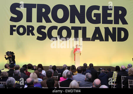 Edinburgh, UK. 20. April 2015. Nicola Sturgeon, Scottish National Party (SNP) Führer und Scottish First Minister spricht während einer Zeremonie SNP-allgemeine Wahl-Manifest in Edinburgh, Großbritannien, am 20. April 2015 zu starten. Das Urteil SNP startete am Montag seine allgemeine Wahl-Manifest für eine stärkere Schottland. Bildnachweis: Guo Chunju/Xinhua/Alamy Live-Nachrichten Stockfoto