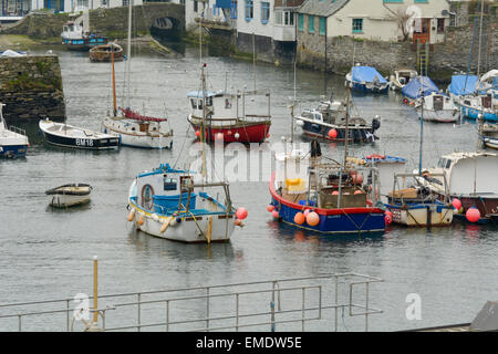 Trawler und Segelboote sicher vertäut im Hafen von Polperro, Cornwall, England Stockfoto