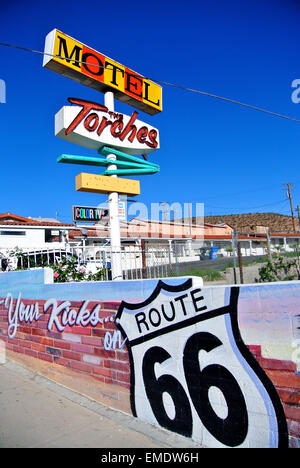 mit Blick auf historische Fackeln Motel und Route 66 Schriftzug in Barstow, Kalifornien Stockfoto