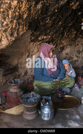 Nomadische Berber, Leben in Höhlen in den zentralen hohen Atlas-Gebirge in der Nähe von Jebel Talouit (Berg).  Bewegen mit ihren Schafen und gehen Stockfoto