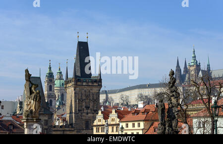 Panoramablick von der Karlsbrücke entfernt in Richtung Kleinseite Türme, St. Nicholas Cathedral und St. Vitus Cathedral in Prager Burg wi Stockfoto