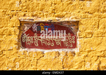 Das Sanskrit Mantra "Om Mani Padme Hum" eingeschrieben und auf ein Mani-Stein, eingebettet in eine Wand des Potala-Palast in Lhasa gemalt, Stockfoto