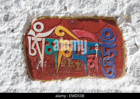 Sanskrit Mantra "Om Mani Padme Hum" bezeichnet und als ein Mani-Stein auf eine Aussparung in der Wand des Potala-Palast in Lhas gemalt Stockfoto