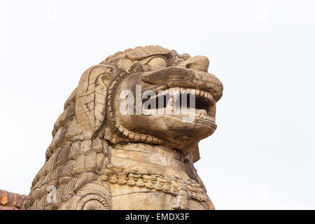 Löwenstatue in Bhaktapur Durbar Square (Layaku) in Bhaktapur, Kathmandu-Tal, Nepal Stockfoto