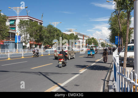 [Nur zur redaktionellen Verwendung] Verkehr auf der Straße von Jiangsu, einer Hauptstraße in Lhasa, autonomes Gebiet Tibet, China Stockfoto