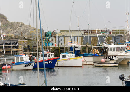 Trawler und Angelboote/Fischerboote vertäut im Hafen von Polperro, Cornwall, England Stockfoto