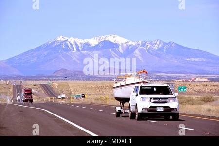 SUV Schlepp Boot auf der Autobahn 40 außerhalb von Flagstaff, Arizona Stockfoto