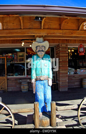 Vintage Schaufensterpuppe der westlichen Sheriff steht vor Laden auf der Route 66 in Nadeln Kalifornien Stockfoto