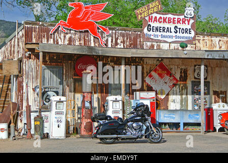 alten Gemischtwarenladen mit Vintage Pumps und Texaco unterzeichnen auf der Route 66 in der ehemaligen Bergbaustadt Hackberry Arizona Stockfoto