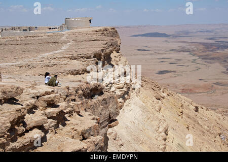 Israelische Soldaten Ramon Crater (Makhtesh Ramon), Wüste Negev, Israel zu betrachten. Stockfoto