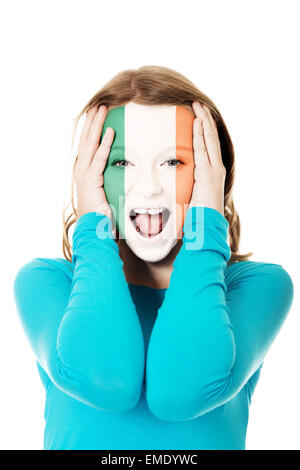 Frau mit Irland Flagge am Gesicht. Stockfoto