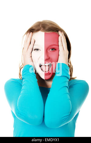 Frau mit Malta Flagge am Gesicht. Stockfoto