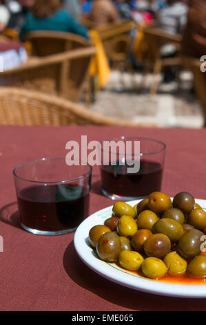 Spanischen Aperitif: zwei Gläser Rotwein mit Oliven. Schließen Sie die Ansicht. Stockfoto