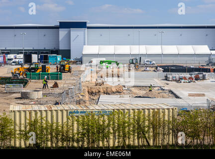 Baustelle auf Sport direkte Eigenschaft. Arbeitnehmer und Anlagen, Maschinen. In Shirebrook, Nottinghamshire, England. Am 20. April Stockfoto