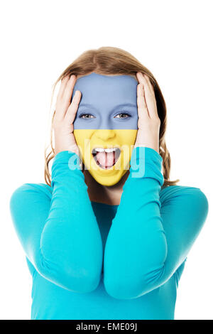 Frau mit Ukraine Flagge am Gesicht. Stockfoto