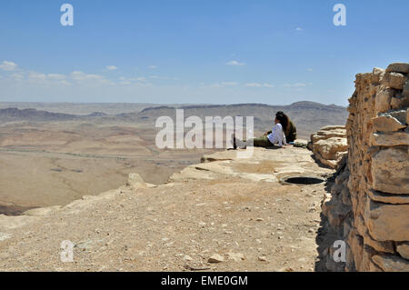 Israelische Soldaten anzeigen Ramon Crater (Makhtesh Ramon), Mitzpe Ramon, Negev-Wüste, Israel. Stockfoto