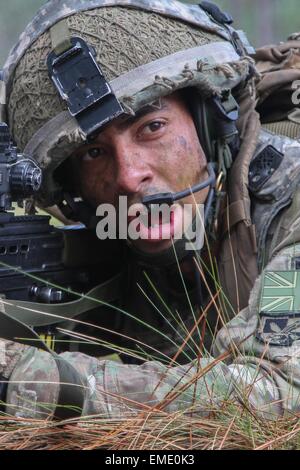 Britische Fallschirmjäger, 16. Air Assault Brigade zugewiesen führen einen simulierten Angriff während kombiniert gemeinsamen operativen Zugang Übung 18. April 2015 in Fort Bragg, N.C. Mehr als 3.500 amerikanische und britische Fallschirmjäger nahmen an der Übung. Stockfoto