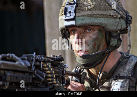 Britische Fallschirmjäger, 16. Air Assault Brigade zugewiesen führen einen simulierten Angriff während kombiniert gemeinsamen operativen Zugang Übung 18. April 2015 in Fort Bragg, N.C. Mehr als 3.500 amerikanische und britische Fallschirmjäger nahmen an der Übung. Stockfoto