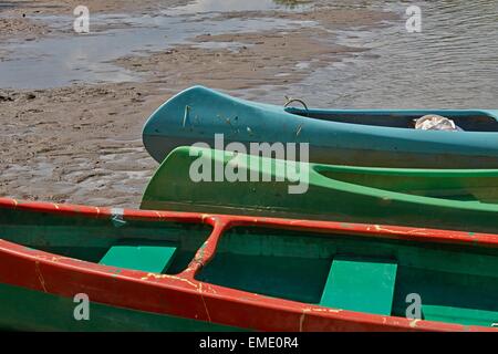 Kanus am Ufer Stockfoto