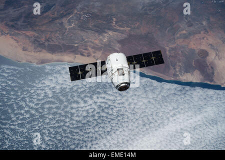 SpaceX Dragon-Fracht-Raumschiff nähert sich der internationalen Raumstation ISS 17. April 2015 in der Erdumlaufbahn. Die Dragon-Kapsel trägt Lieferungen und Fracht für Besatzungsmitglieder an Bord der ISS. Stockfoto