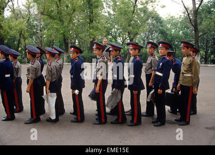 Junge russische Don Cossacks haben ihre Uniformen kontrolliert, bevor in einer Parade an der Don-Kosaken-Militärschule in Nowotscherkassk, Russland marschiert. Stockfoto