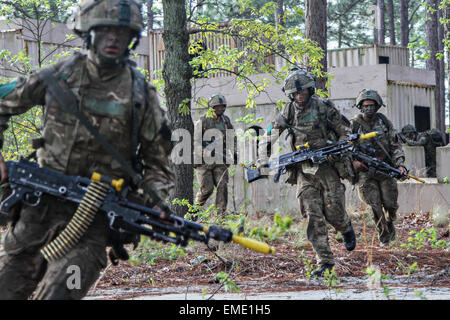 Britische Fallschirmjäger, 16. Air Assault Brigade zugewiesen führen einen simulierten Angriff während kombiniert gemeinsamen operativen Zugang Übung 18. April 2015 in Fort Bragg, N.C. Mehr als 3.500 amerikanische und britische Fallschirmjäger nahmen an der Übung. Stockfoto