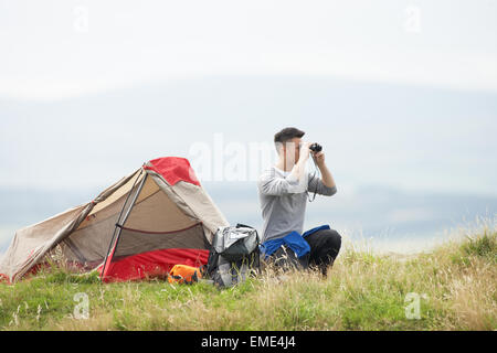 Junger Mann auf Campingurlaub In Landschaft Stockfoto