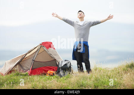 Junger Mann auf Campingurlaub In Landschaft Stockfoto