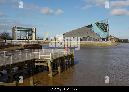 Das Gezeiten-Welle Barrier und The Deep Aquarium in Hull am Humber Mündung UK Stockfoto