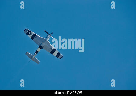 P51 Mustang Jagdflugzeug fliegt über dem Santa Pod Raceway in Podington Stockfoto