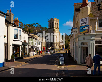 Blick entlang der Vorderstraße in Bier im Südosten Devon England UK zeigt St. Michaels-Kirche im Hintergrund Stockfoto