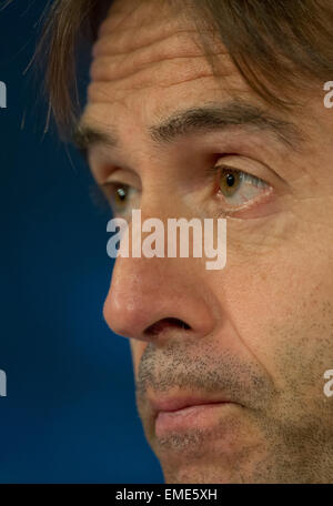 FC Porto-Trainer Julen Lopetegui spricht während einer Pressekonferenz in der Allianz Arena in München, Deutschland, 20. April 2015. FC Porto stellen FC Bayern München in der Champions League Viertelfinale zweiten Bein Fußballspiel am 21. April 2015. Foto: SVEN HOPPE/dpa Stockfoto